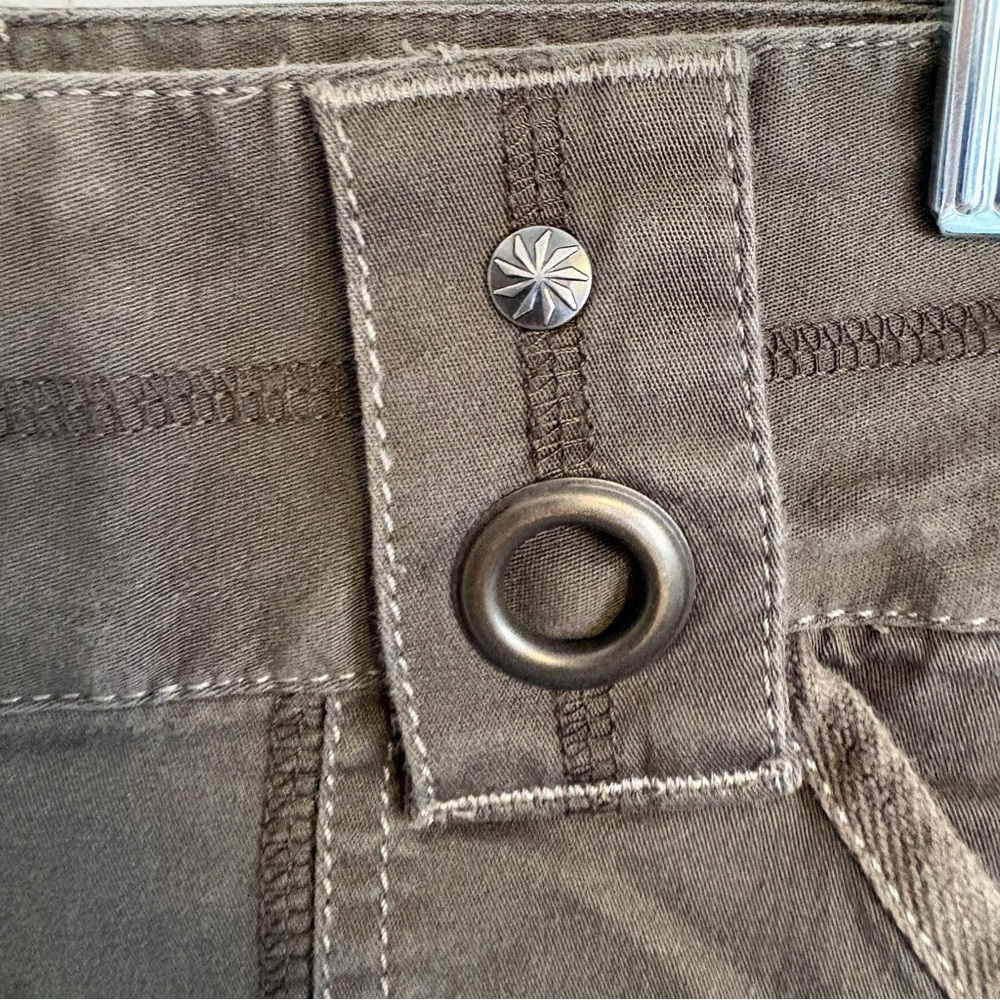 Athleta Cargo Bermuda Brown Shorts Size 6 - Picture 5 of 10